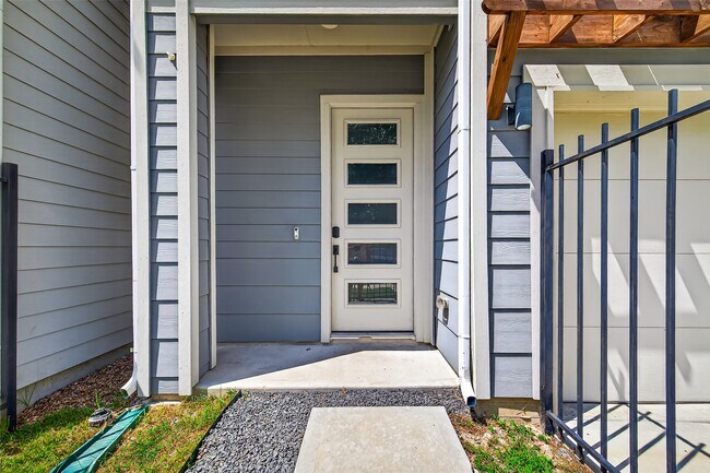 Photo - 1070 Mansfield St