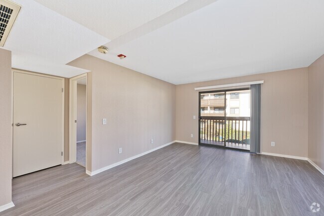 2BR, 2BA - 722SF - Living Room