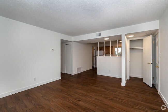 3BR, 1BA - 900SF - Livin gRoom