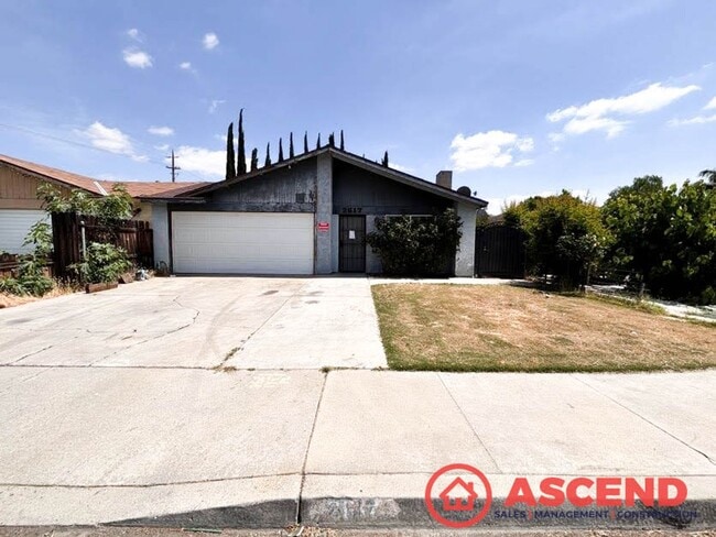 Building Photo - Spacious 3 Bed, 2 Bath Home with Garage & Full Appliances in North Bakersfield