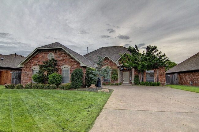 Photo - Spacious 3 bedroom/ Study -2264 sq ft.- Edmond Schools - Close to Quail Springs and Chisholm Cree...