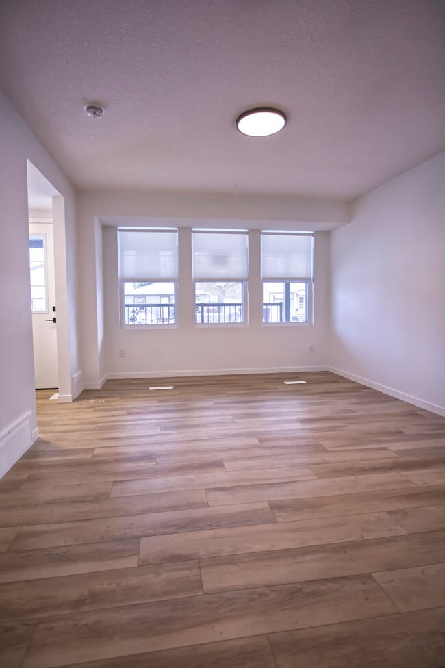 Building Photo - 12135-12146 46 St NW Unit 12135 MAIN