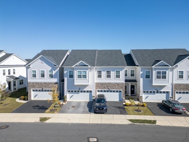 Luxury 3B/3.5B Townhome with Finished Base... - Luxury 3B/3.5B Townhome with Finished Base...