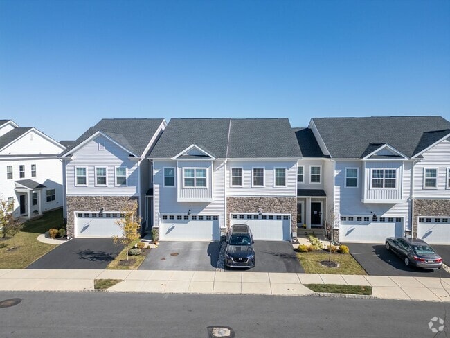 Building Photo - Luxury 3B/3.5B Townhome with Finished Base...