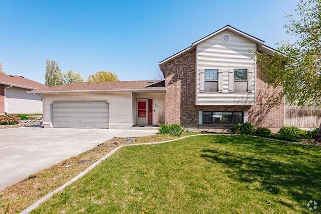 Building Photo - **Charming 3-Bed, 2.5-Bath Home in Idaho F...