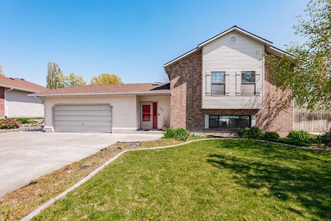 **Charming 3-Bed, 2.5-Bath Home in Idaho F... - **Charming 3-Bed, 2.5-Bath Home in Idaho F...