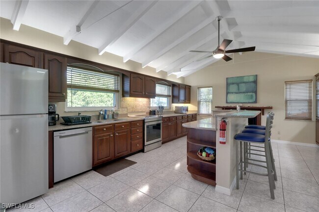 Photo - 562 Goldcoast Ct