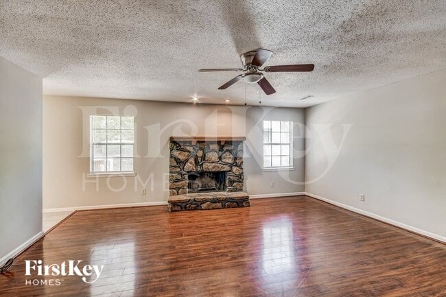 Photo - 2215 Pup Run