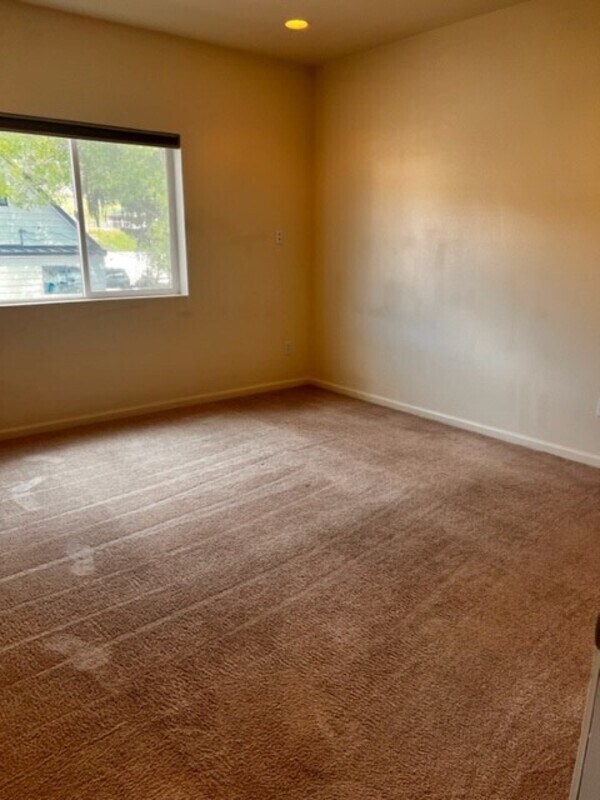 Photo - 104 College St