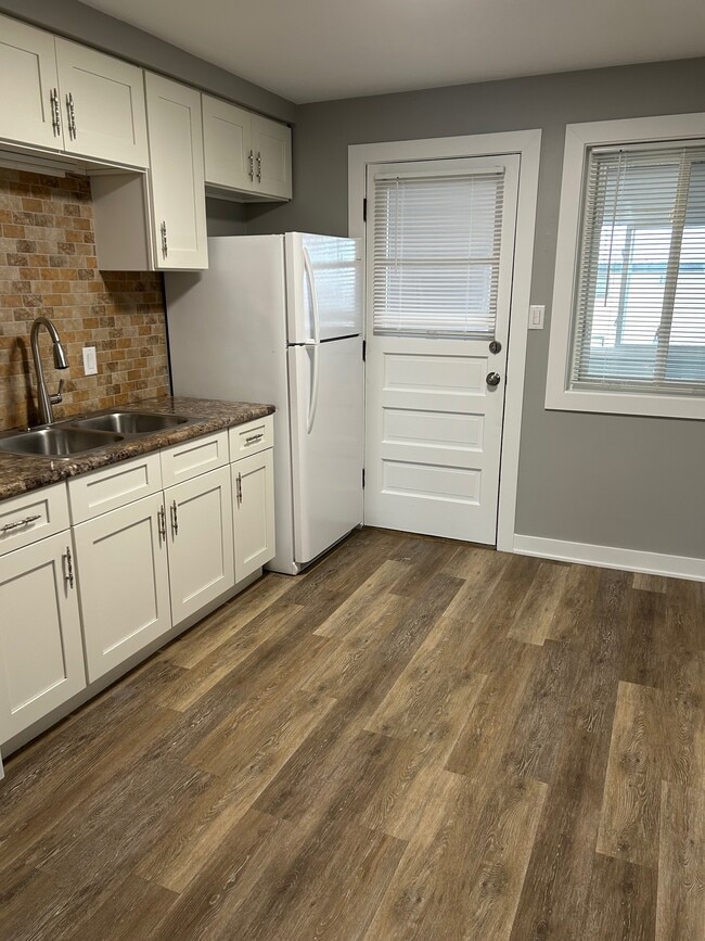 Kitchen - 9610 N Greenwood Ave Unit 2E