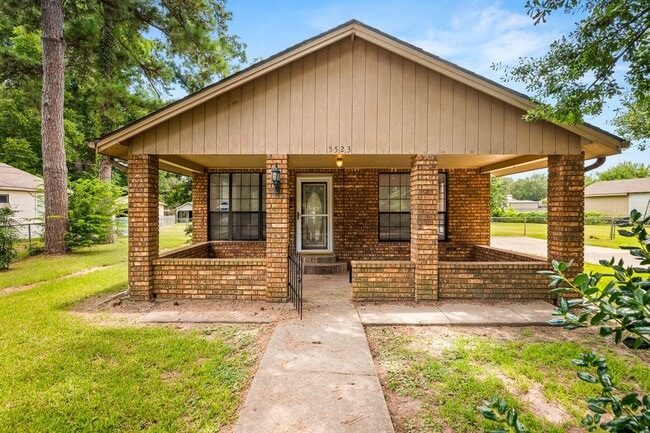 Building Photo - Check Out this 2 bed 1 bath in Alexandria Rental