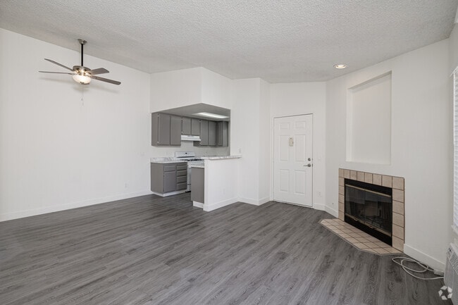1BR, 1BA - 635SF - Living Room