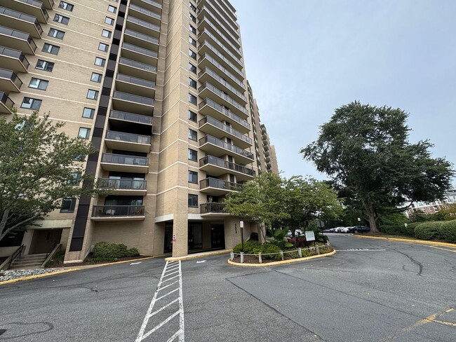 Building Photo - Bright and Spacious 2 Bed 1 Bath Condo Wit...