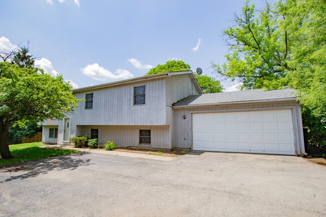 Photo - 213 W Winchester Rd House