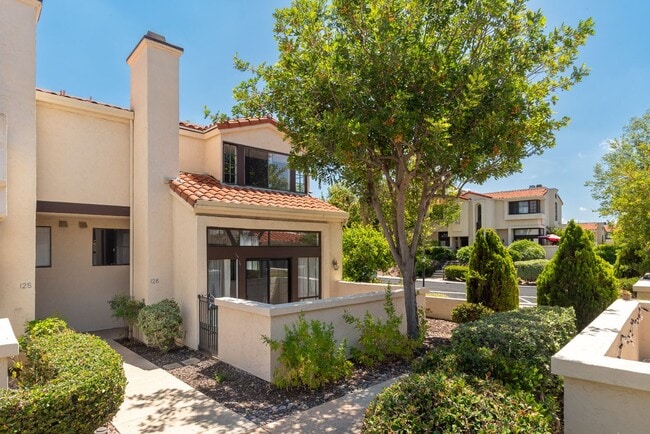 Building Photo - Beautiful 3 bedroom 2.5 bath townhouse across the street from Lake Murray