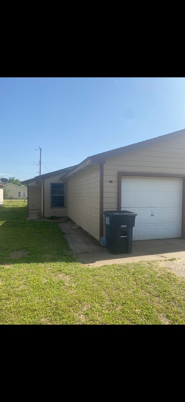 Building Photo - 2117 W Oak Ave Rental