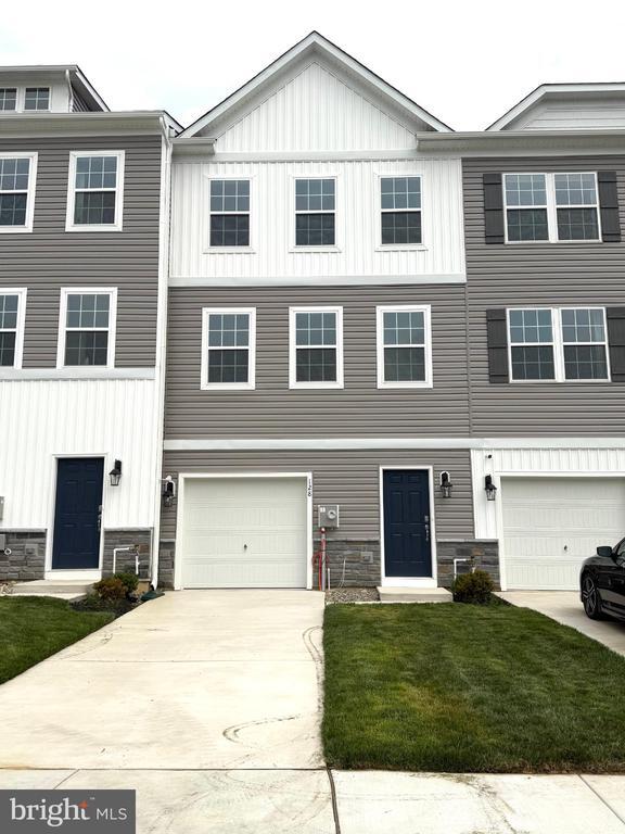 Building Photo - 128 Essex Dr