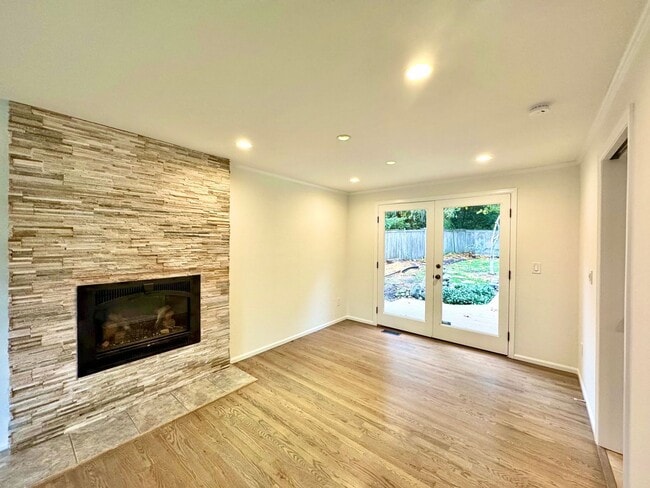 Photo - Spacious 4B Home in Desirable English Hill...