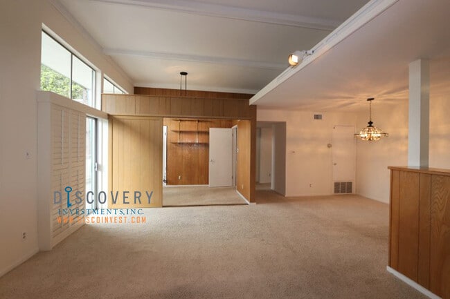Photo - Contemporary North Berkeley Mid-Century 1 Bedroom Condominium