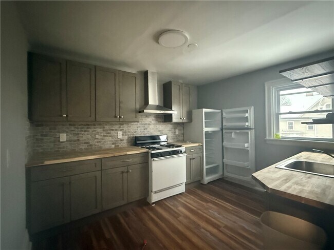 Photo - 1042 Monroe Ave