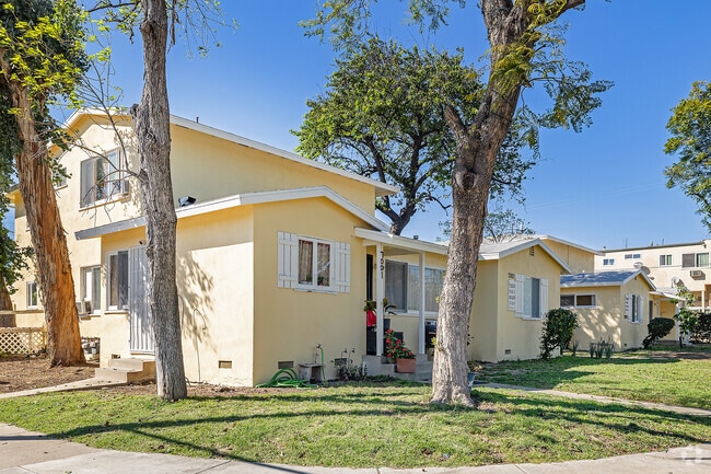 Photo - 7001 Hazeltine Ave