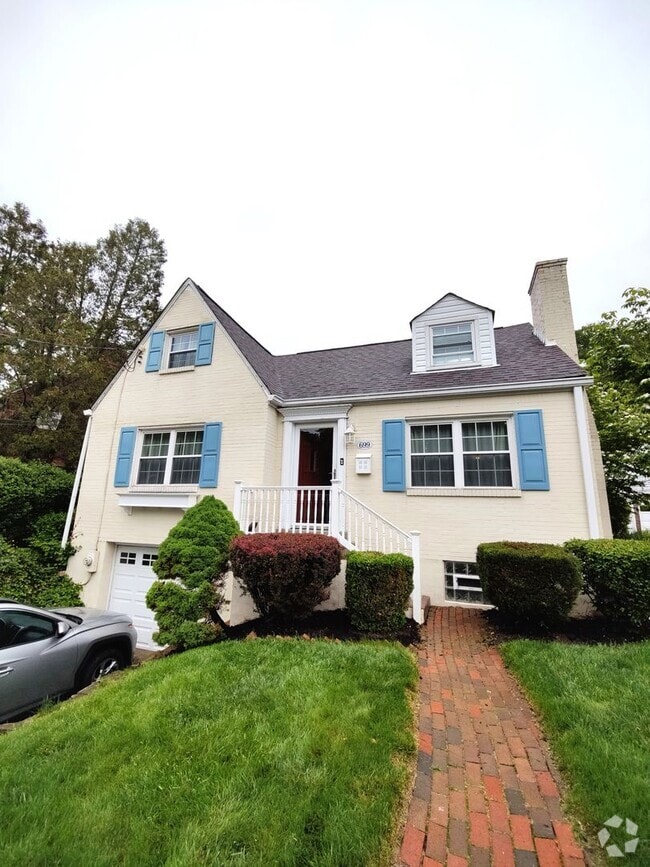 Building Photo - *Beautifully Updated & Spacious 3BD/2BA Si... Rental