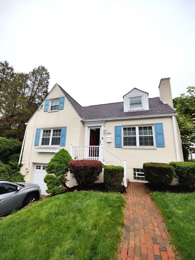 *Beautifully Updated & Spacious 3BD/2BA Si... - *Beautifully Updated & Spacious 3BD/2BA Si... House