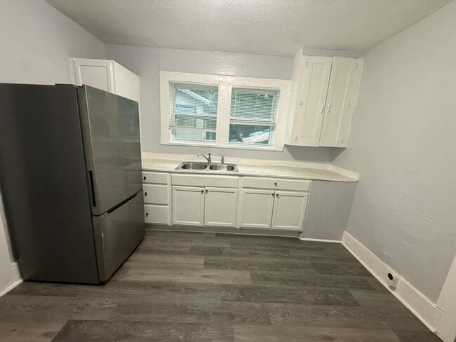 Building Photo - Fully Renovated 2/1-Single Family,  Available for Immediate Rent!