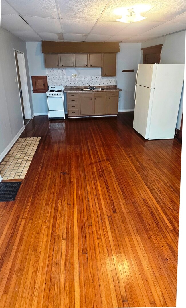 Kitchen - 2588 East Ave Unit 2588