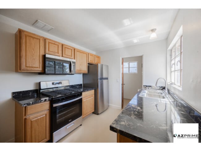 Building Photo - Welcome to this Charming 2/1 Phoenix Duplex Unit!
