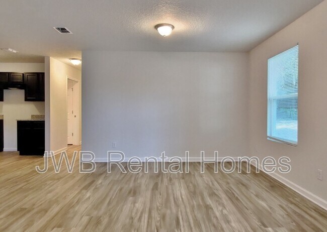 Photo - 704 E 56th St