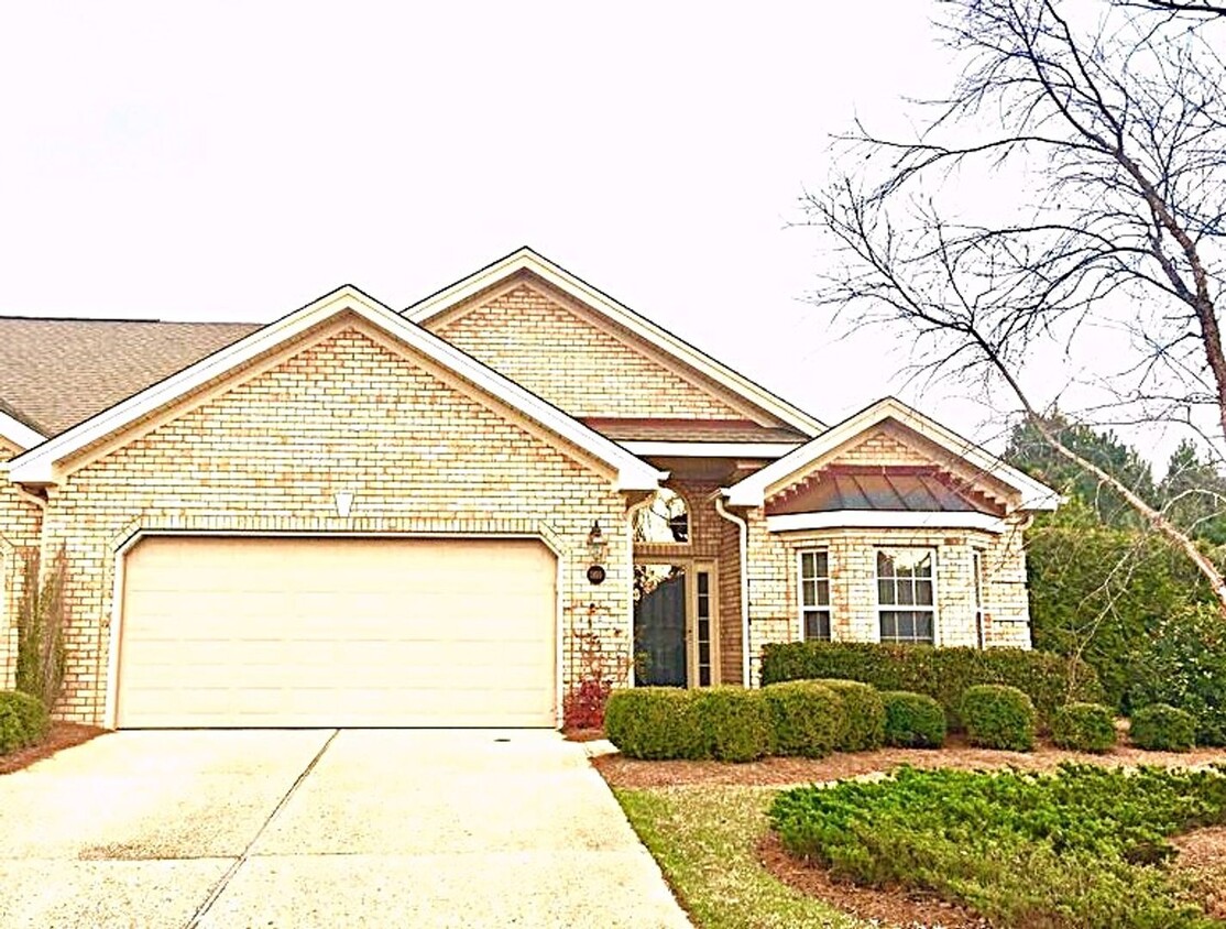 Introducing a stunning townhouse in the de... - Introducing a stunning townhouse in the de...