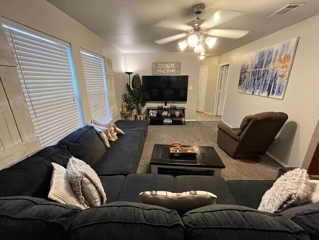 Photo - 702 Claremont Pky