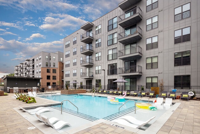 Broadstone Pullman apartments — community photo