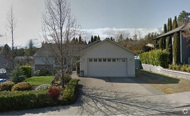 Building Photo - **Available Now** Beautiful Medford Home -...