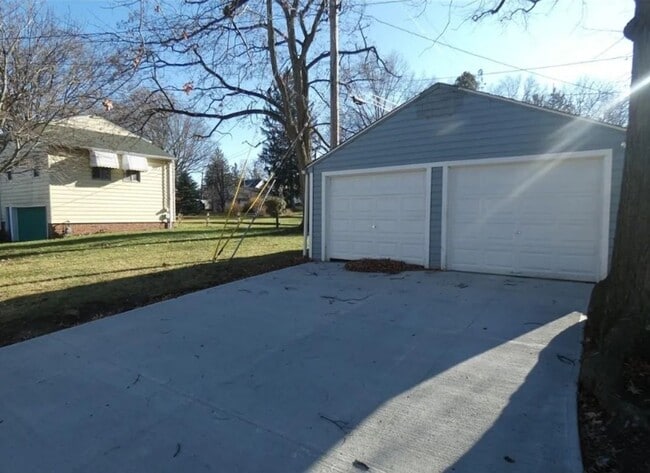 Photo - Gorgeous 4 bed, 2.5 bath in Lakewood