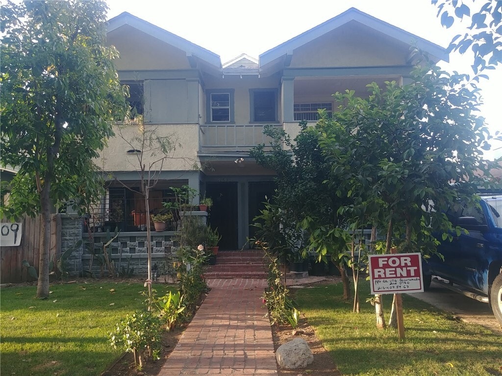 Photo - 905 W 40th Pl