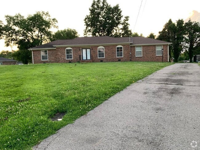 Building Photo - Nice ranch style house on great lot in Mad...