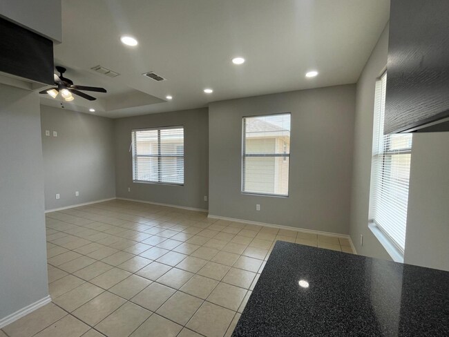 Photo - 406 E 3rd St Unidad 40