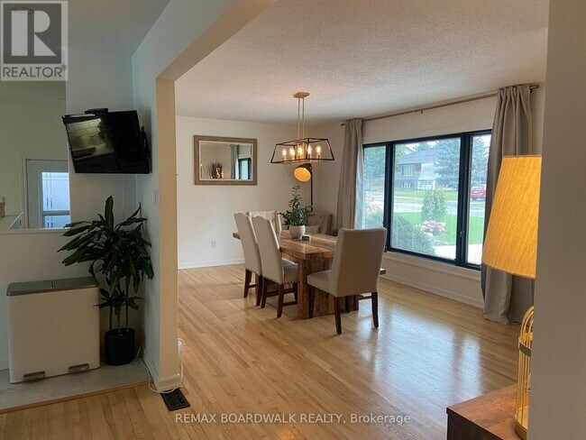 Photo - 1588 Maxime St