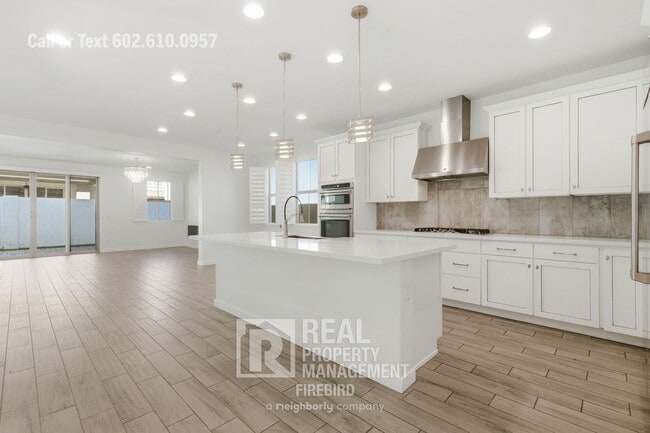 Building Photo - 2342 W Gloria Ln