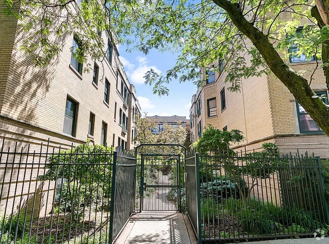 Building Photo - 7031 N Sheridan Rd Unit 3S Rental