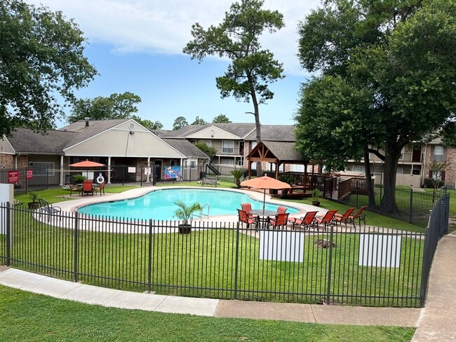 Come enjoy our sparkling Pool - Oaks of Wimbledon Rental