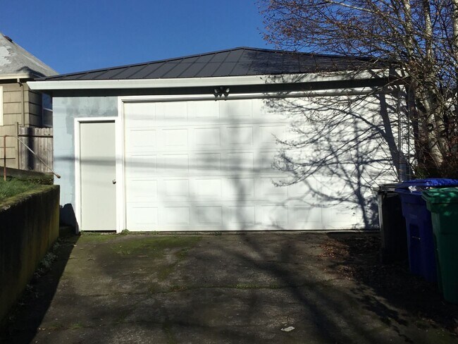 Photo - Charming 3 Bedroom, 2 Bath Home in Sellwood for rent!
