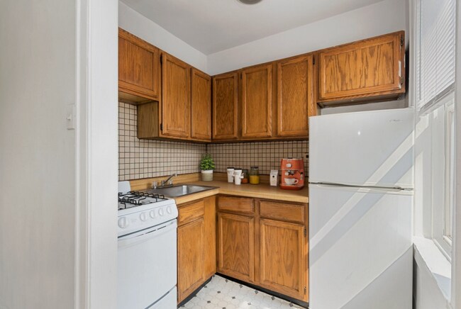 Photo - 711 W Belmont Ave