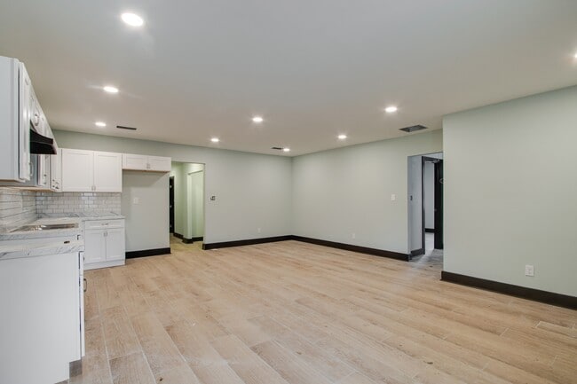 Photo - 1669 Baine Ave