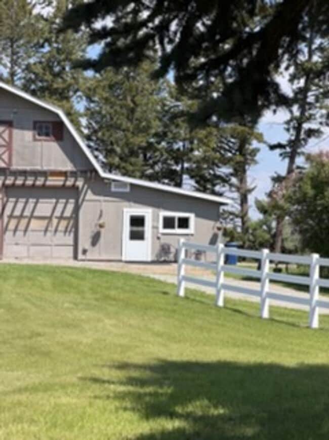 Building Photo - Charming Fully Furnished Studio Cottage in a Peaceful Country Setting