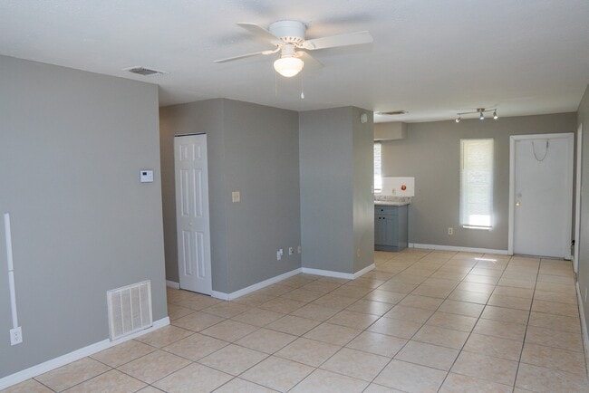 Photo - 434 W 17th St