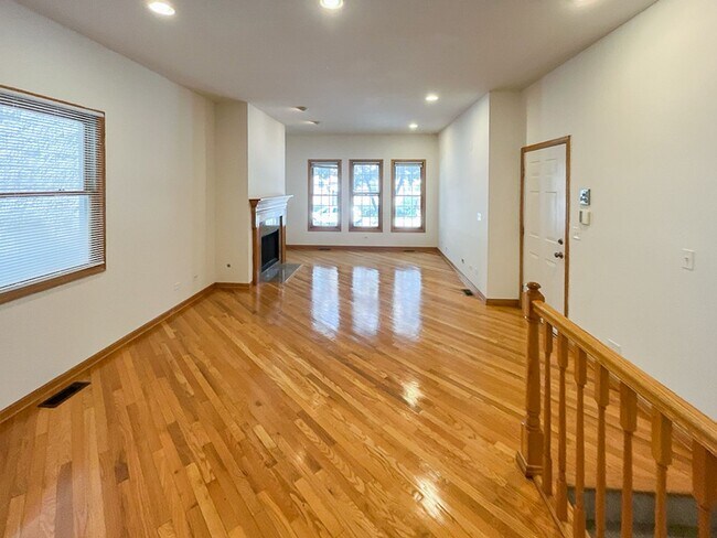 Photo - 1321 W Belmont Ave Apartments Unit 1319-1