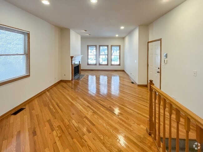 Building Photo - 1321 W Belmont Ave Unit 1319-1 Rental
